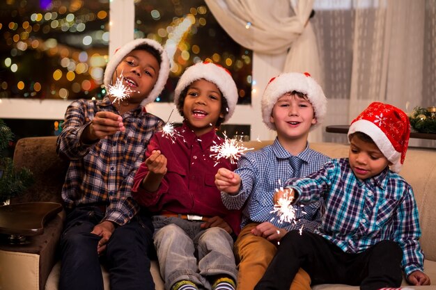 Crianças felizes comemorando o natal.