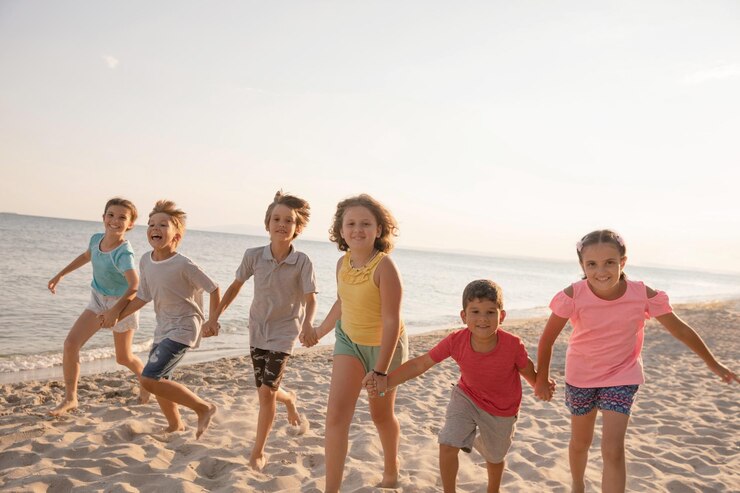 Foto crianças felizes correndo na praia crianças alegres se divertindo nas férias de verão meninos e meninas sorridentes de férias na beira-mar