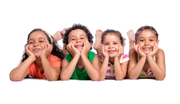 Foto crianças felizes, deitado no chão, posando para foto