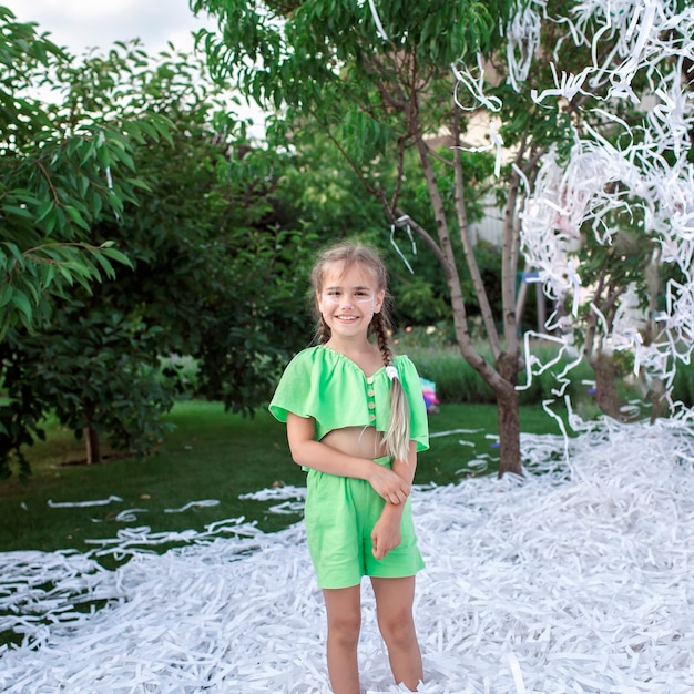 Crianças felizes desfrutam de show de jornal na celebração da festa de aniversário ao ar livre no jardim