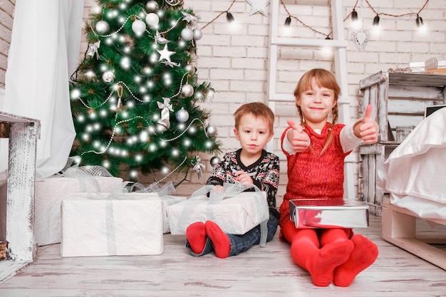 Crianças felizes em casa no natal