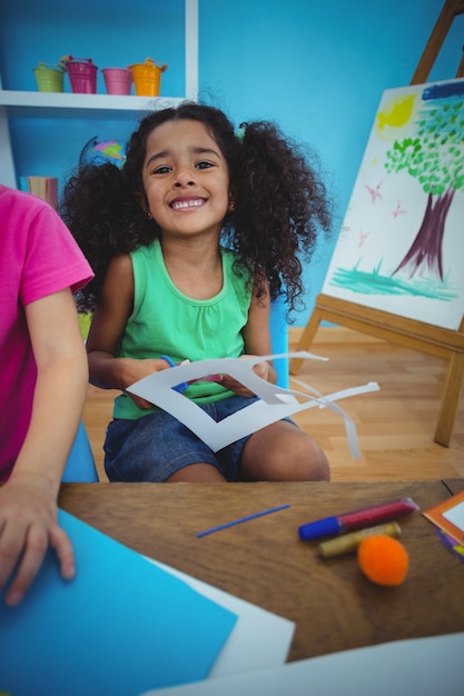 Foto crianças felizes fazendo artes e ofícios juntos