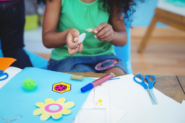 Foto crianças felizes fazendo artes e ofícios juntos