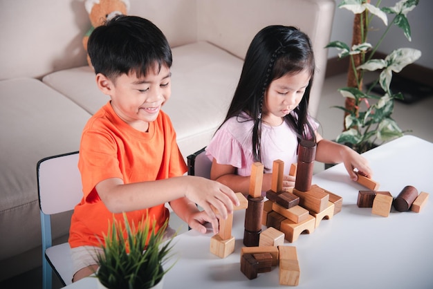 Blocos de construção crianças felizes e chão com brinquedos para jogar jogos  educativos e de união em casa desenvolvimento infantil familiar e meninos e  meninas desfrutam de atividades criativas aprendendo e relaxando