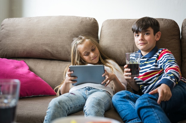 Crianças felizes jogando videogame.