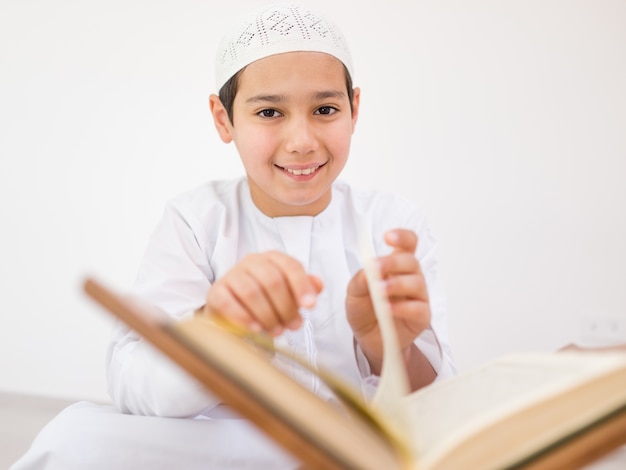 Crianças felizes lendo Koran
