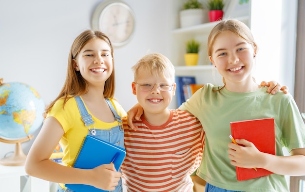 Crianças felizes na escola