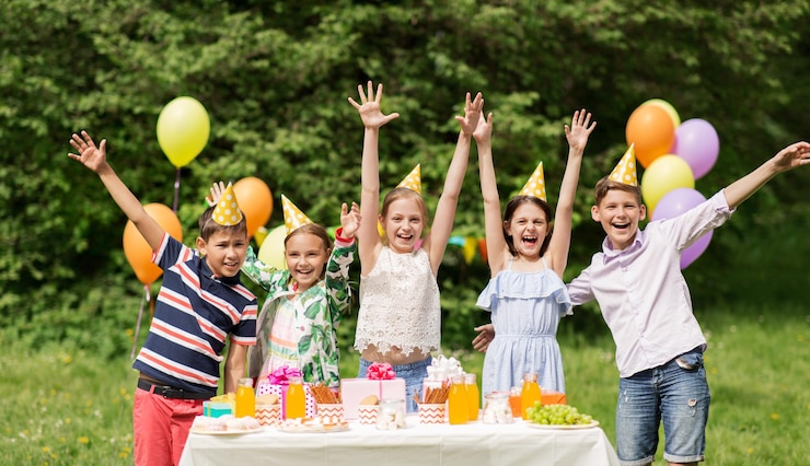 Foto crianças felizes na festa de aniversário no jardim de verão