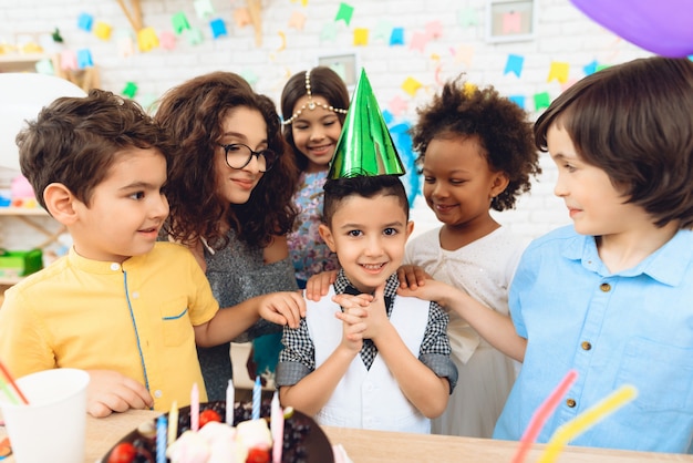 Crianças felizes na festa de aniversário.