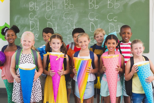 Crianças felizes, segurando presentes na sala de aula