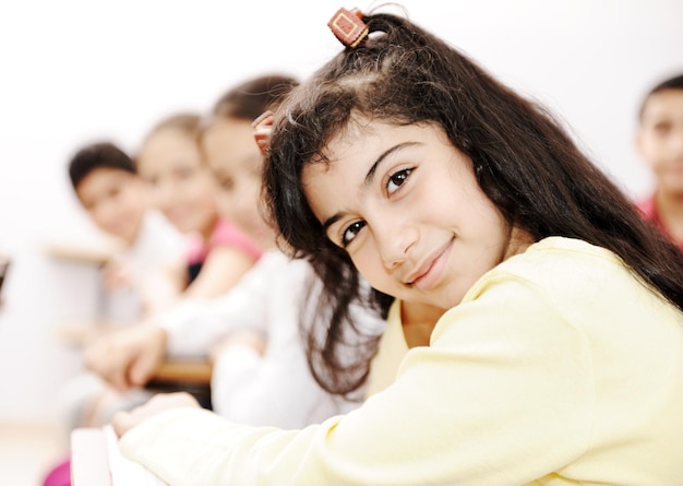 Crianças felizes sorrindo e rindo na sala de aula