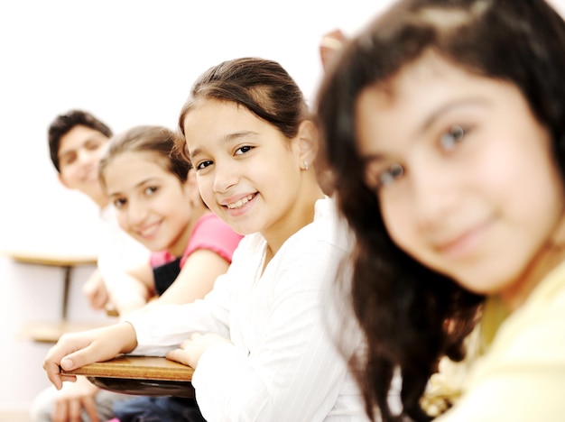 Crianças felizes sorrindo e rindo na sala de aula