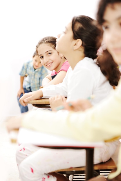 Crianças felizes sorrindo e rindo na sala de aula