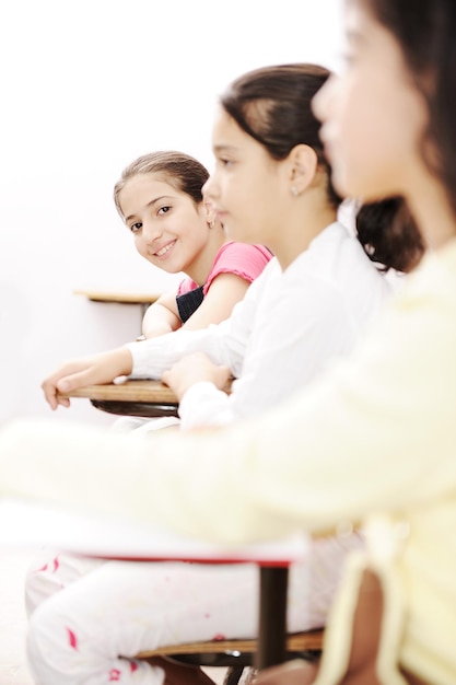 Crianças felizes sorrindo e rindo na sala de aula