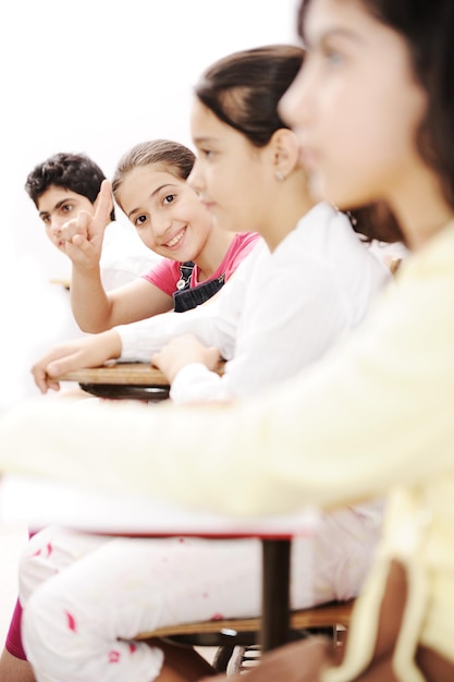 Crianças felizes sorrindo e rindo na sala de aula