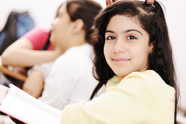 Crianças felizes sorrindo e rindo na sala de aula