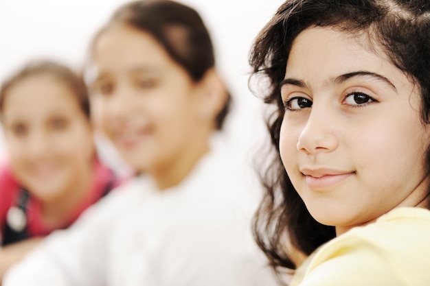 Crianças felizes sorrindo e rindo na sala de aula