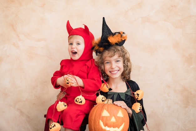 Crianças felizes vestidas com fantasia de Halloween