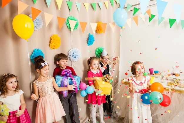 Foto crianças felizes vieram comemorar a festa de aniversário de seu amigo