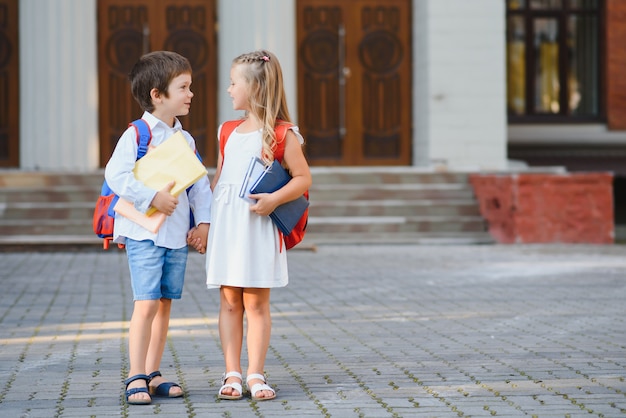 Crianças felizes voltando para a escola