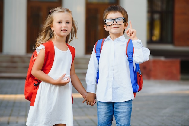 Foto crianças felizes voltando para a escola