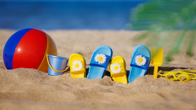 Foto crianças flipflops bola de praia e snorkel na areia conceito de férias de verão
