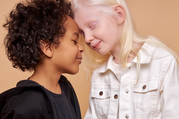 Foto crianças fofas adoráveis e diversificadas sorrindo juntas e isoladas