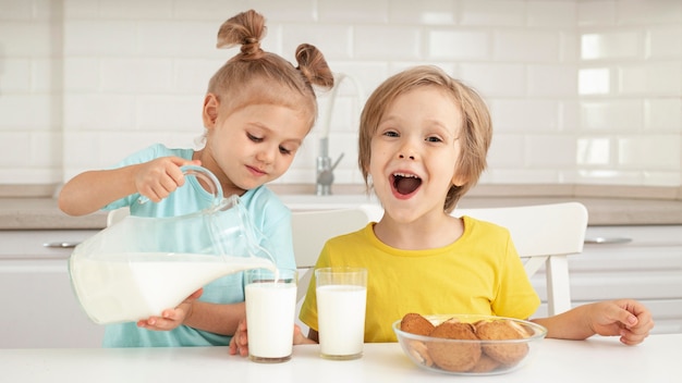 Crianças fofas bebendo leite