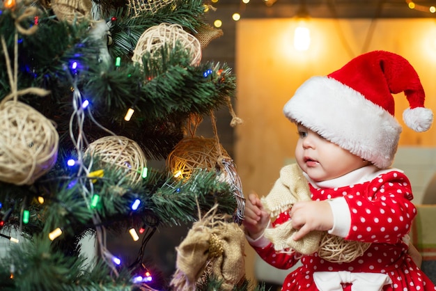 Crianças fofas celebrando o natal criança feliz com presente de natal