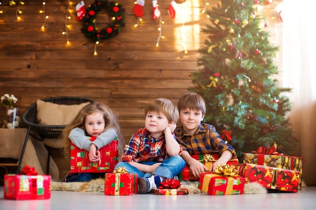 Crianças fofas com presentes de Natal