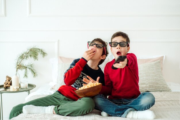 Criança Animada Comendo Pipoca Assistindo Televisão Filme Esportivo Serial  Game Online Filme De Mídia Social Imagem de Stock - Imagem de pupila,  filme: 266022755