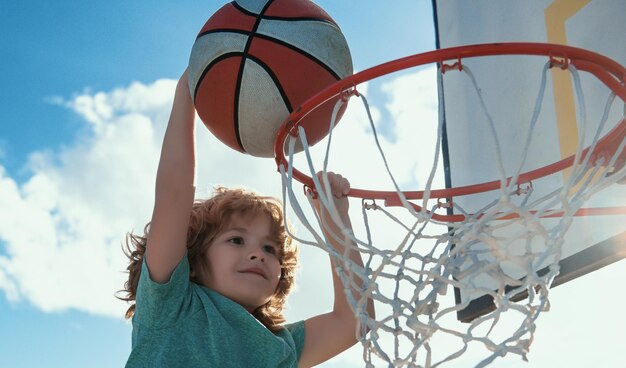 Crianças garotinho jogando basquete atividade esportiva infantil