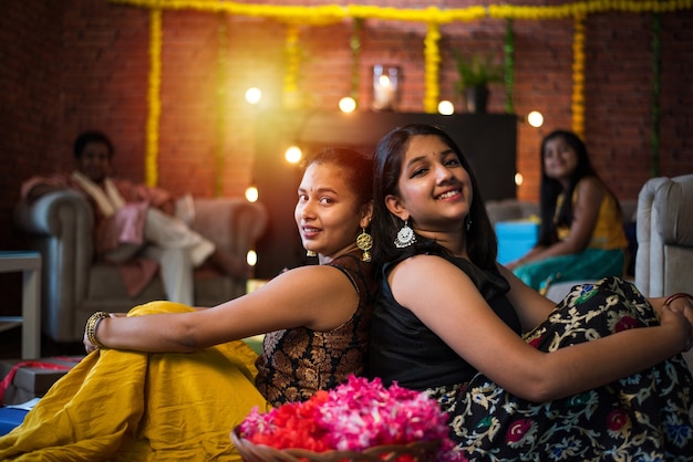 Crianças indianas celebrando Diwali, Deepawali, Bhai Dooj ou Rakhi ou Raksha Bandhan com flores rangoli, presentes, diya