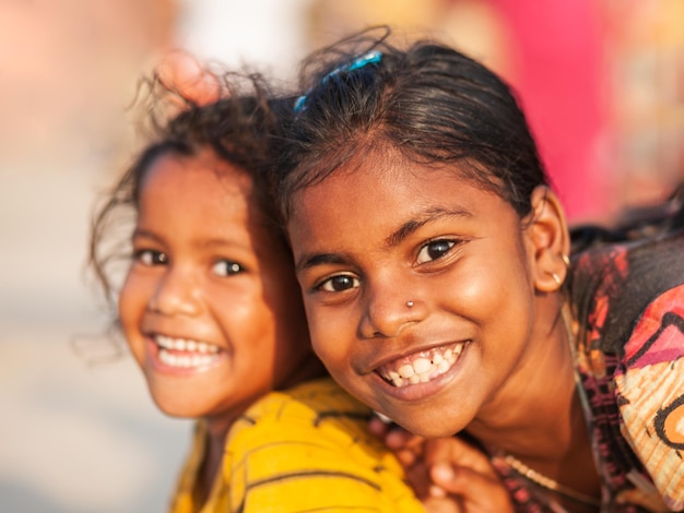 Crianças indianas na praia Goa