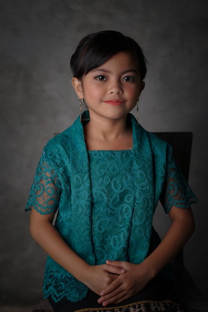 Crianças indonésias vestindo Kebaya de lado e sorrindo para a câmera estilo de moda indonésio