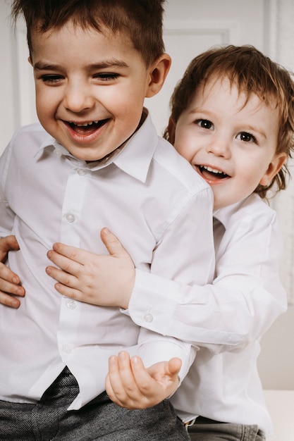 Foto crianças, infância feliz. meninos, irmãos, amor. risada de criança. família, felicidade.