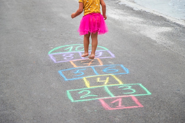 Foto crianças jogam hopscotch na rua foco seletivo natureza