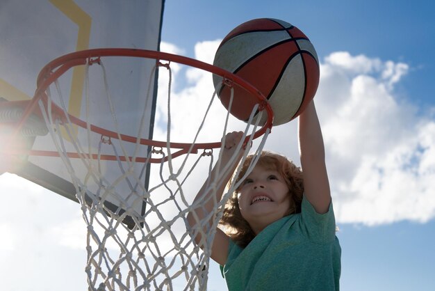 Crianças jogando basquete atividade esportiva infantil saudável estilo de vida infantil rosto fechado de criança basketba