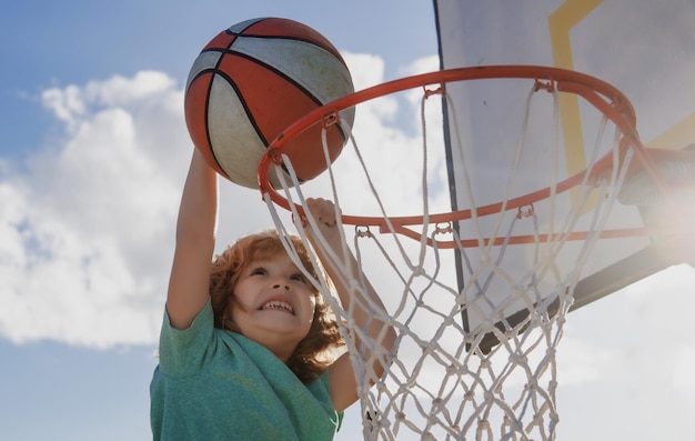 Crianças jogando basquete atividade esportiva infantil saudável estilo de vida infantil rosto fechado de criança basketba