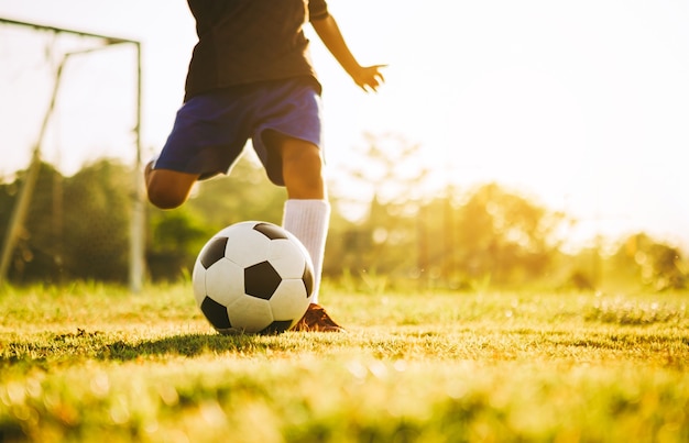 crianças jogando futebol futebol para se exercitar no campo de grama verde