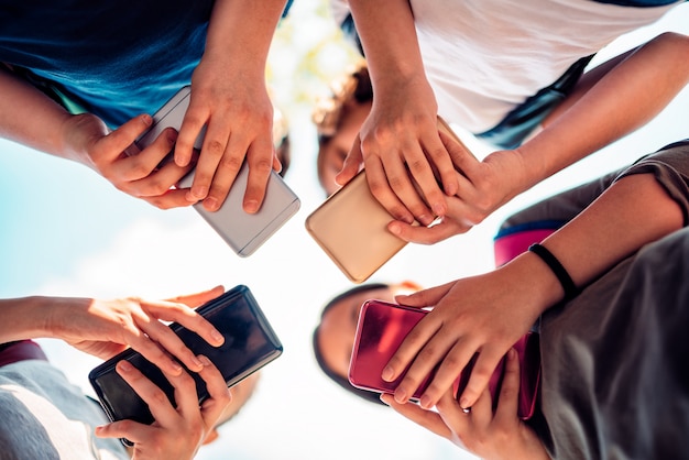 Foto crianças jogando videogame no telefone inteligente depois da escola