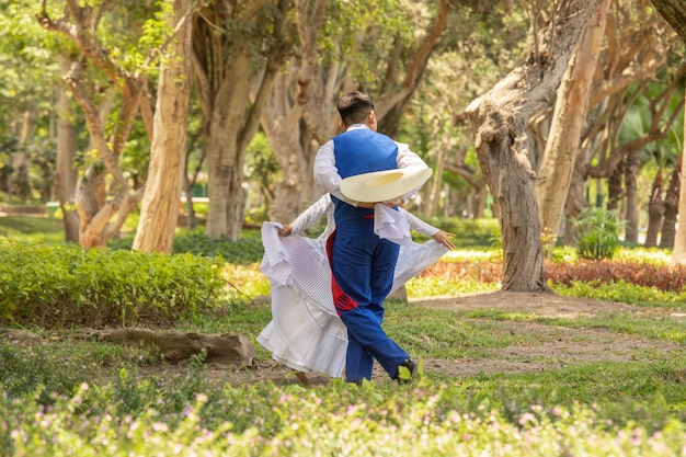 Crianças jovens dançando marinera Peru dança tradicional peruana cultura de dança.