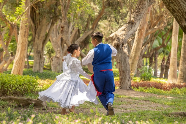 Crianças jovens dançando marinera Peru dança tradicional peruana cultura de dança.