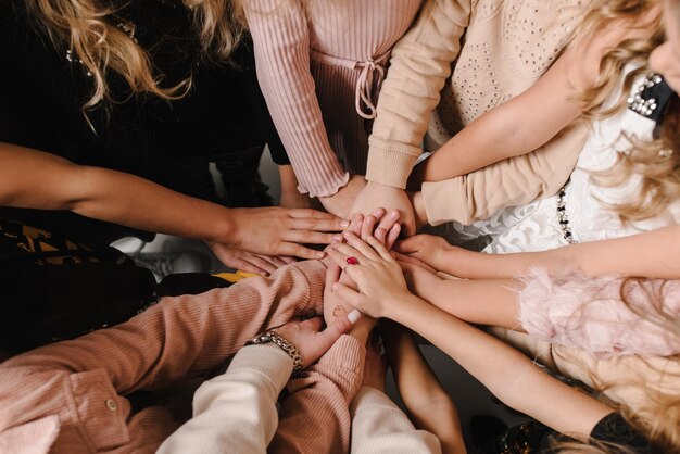 Foto crianças juntando as mãos muitas mãos de crianças juntas como uma equipe povo ucraniano pacífico gesto de relacionamento pacífico das nações dia da independência da ucrânia pare a guerra