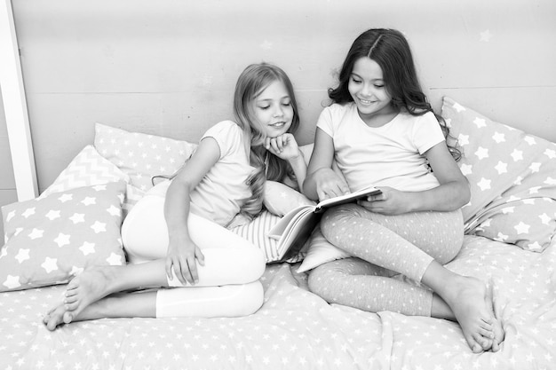 Crianças leem livro na cama Melhores amigas das meninas leem contos de fadas antes de dormir Melhores livros para crianças Ler antes de dormir pode ajudar a dormir melhor à noite Histórias que toda criança deveria ler Tradição familiar