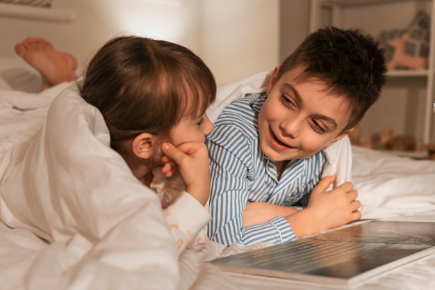 Crianças lendo histórias para dormir em casa