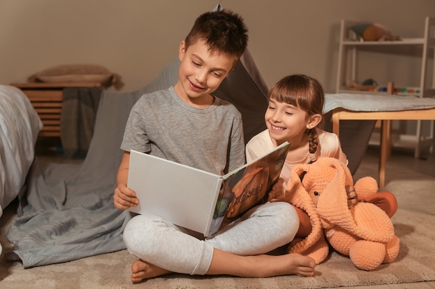 Crianças lendo histórias para dormir em casa