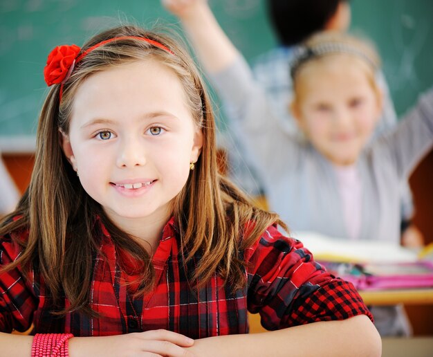 Crianças lindas adoráveis ​​na sala de aula com atividades educativas