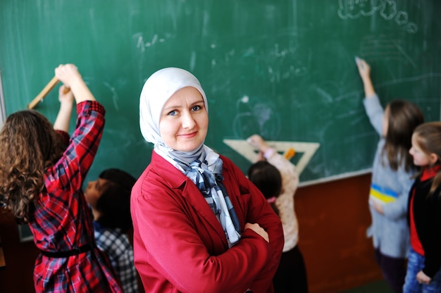 Crianças lindas adoráveis ​​na sala de aula com atividades educativas