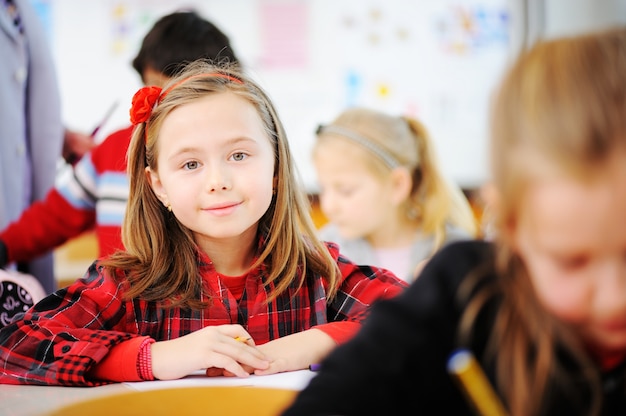 Crianças lindas adoráveis ​​na sala de aula com atividades educativas